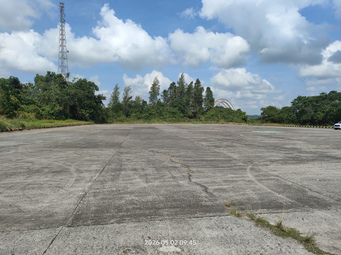 Bangunan Lapangan Parkir I Gedung Putri Karang Melenu